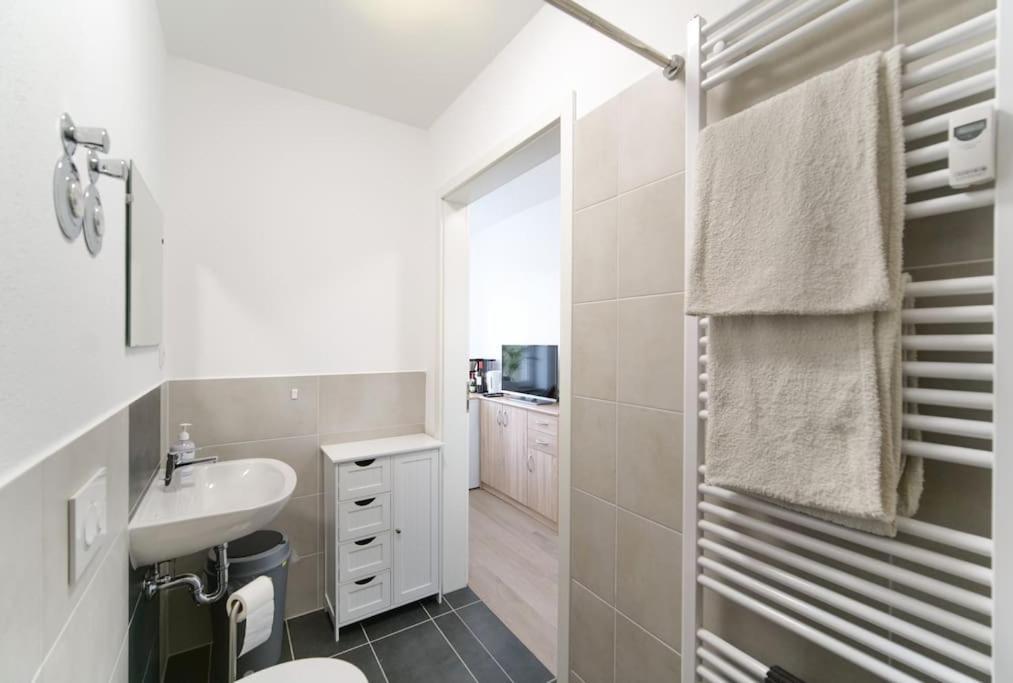Preiswertes Modernes Gaestezimmer In Aue Bad-schlema Apartment